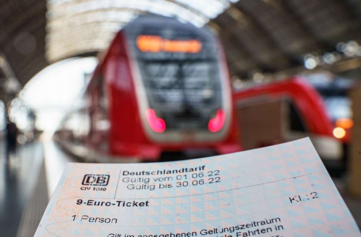 Das 9-Euro-Ticket galt in den Monaten Juni, Juli und August. Ob es ein Nachfolge-Angebot für den öffentlichen Nahverkehr geben kann, wird diskutiert. Foto: dpa/Frank Rumpenhorst