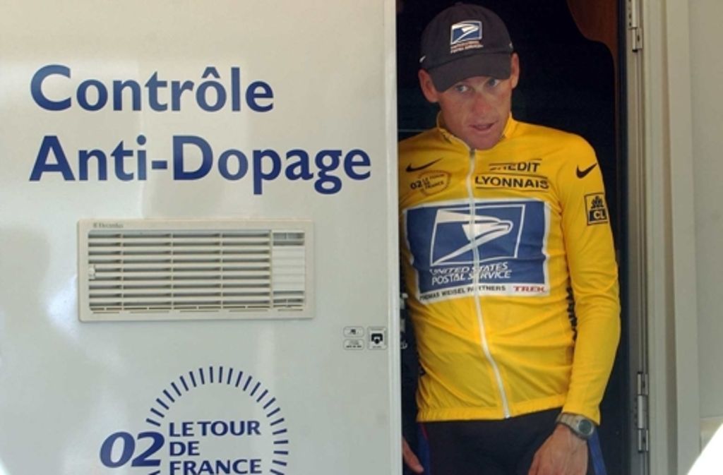 Jahre später (hier ein Foto von einer Dopingkontrolle anno 2002) erschien der Sensationserfolg in einem anderen Licht. Armstrongs Teamkollegen bekannten sich des Dopings schuldig, und auch in konservierten Urinproben Armstrongs fand man im Jahr 2005 Spuren des Dopingmittels EPO.
