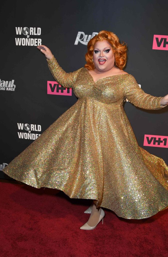 Kandidatin Ginger Minj präsentiert sich in einer goldenen Glitzer-Robe.