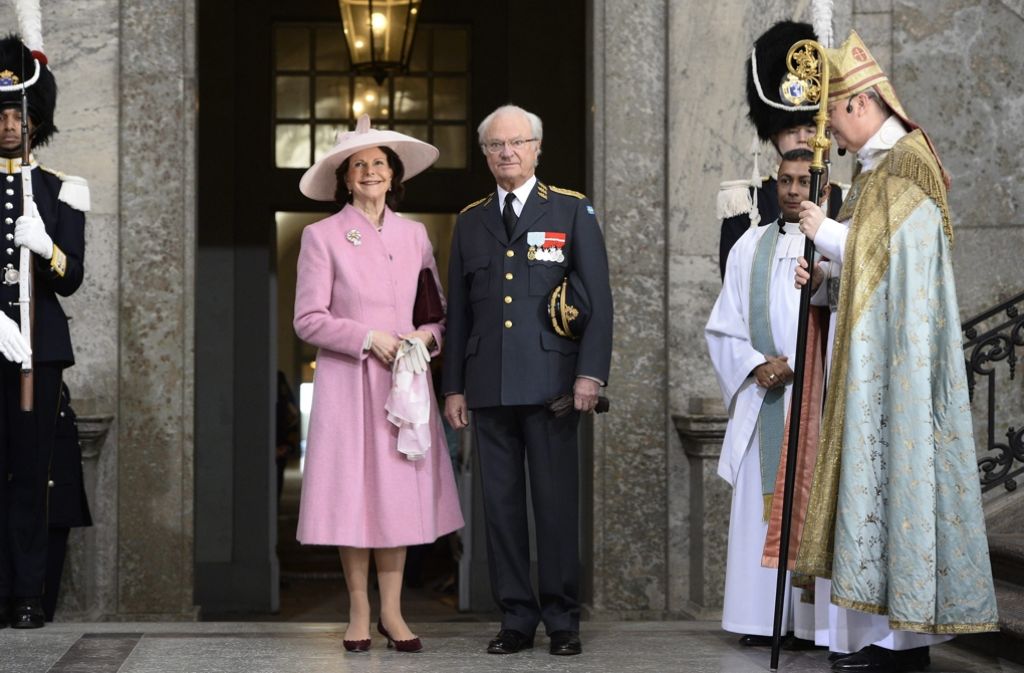 Anlässlich des 70. Geburtstages von König Carl Gustaf besuchte die schwedische Königsfamilie einen Gottesdienst in Stockholms Schlosskapelle. Anschließend zeigte sich die Familie den angereisten Besuchern. In unserer Galerie sehen Sie die Bilder der feierlichen Zeremonie. Klicken Sie sich durch.