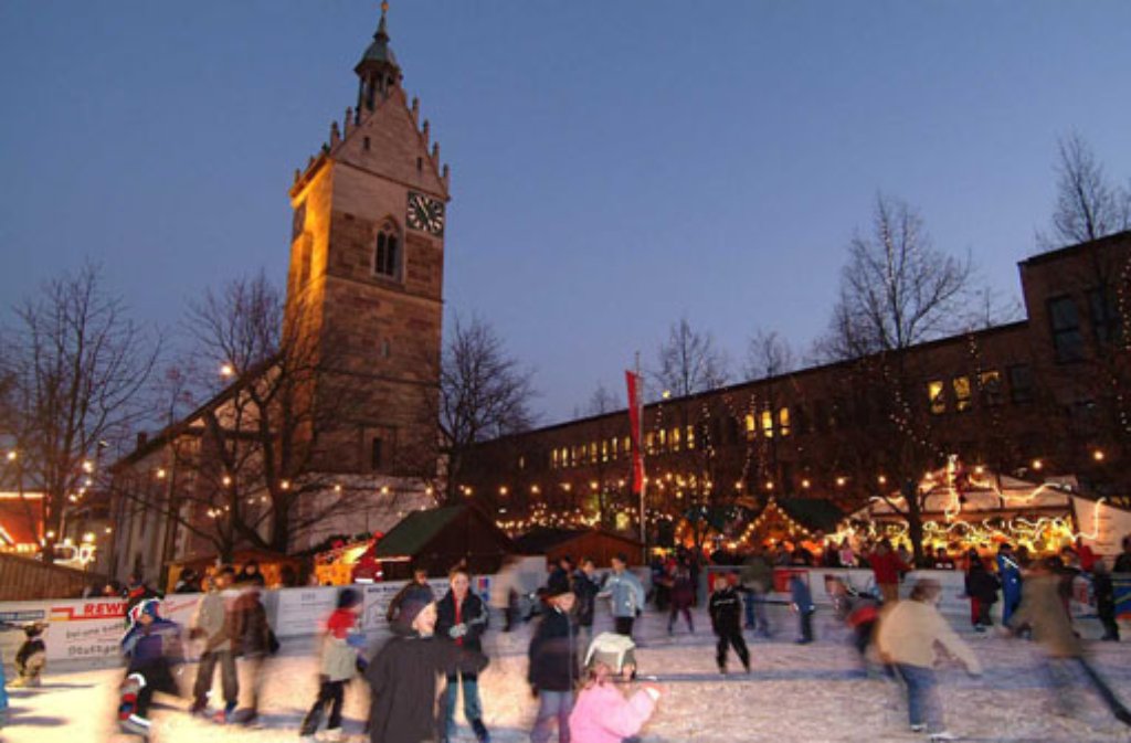 Wem die Eisbahn auf dem Stuttgarter Schlossplatz zu voll ist, der kann nach Fellbach ausweichen. Die Eisbahn neben der Lutherkirche ist weit über die Weihnachtszeit hinaus - bis zum 6. Januar 2015 - geöffnet, der benachbarte Weihnachtsmarkt rund um das Rathaus findet vom 4. bis zum 21. Dezember statt. Und zwar wochentags ab 12 Uhr, samstags ab 10.30 Uhr und sonntags von 11 Uhr bis jeweils um 20 Uhr.