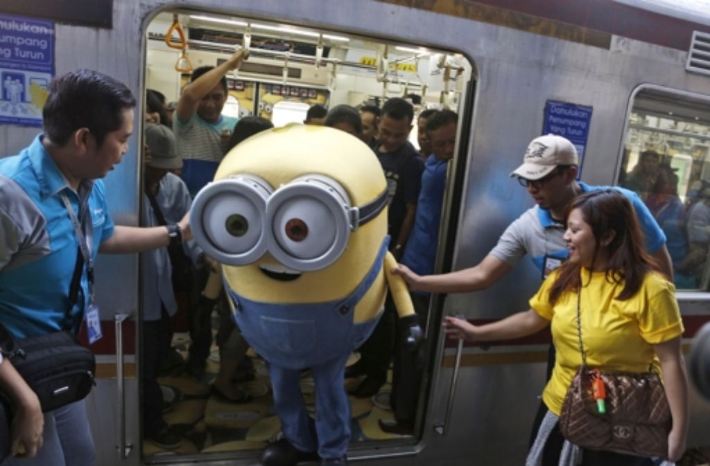 Bei der Promo-Tour für den neuen Film waren als Minions verkleidete Schauspieler auch in der realen Welt unterwegs – hier steigt ein Minion aus einer Bahn in Jakarta.