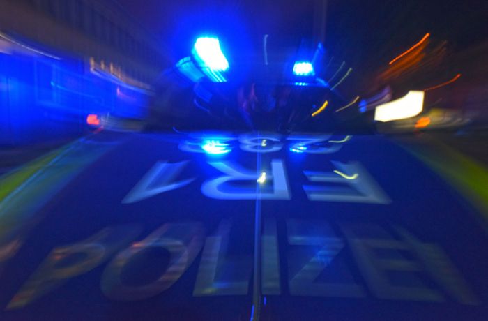 Schwerer Unfall in Stuttgart: Auto bleibt auf der Seite liegen – hoher Schaden