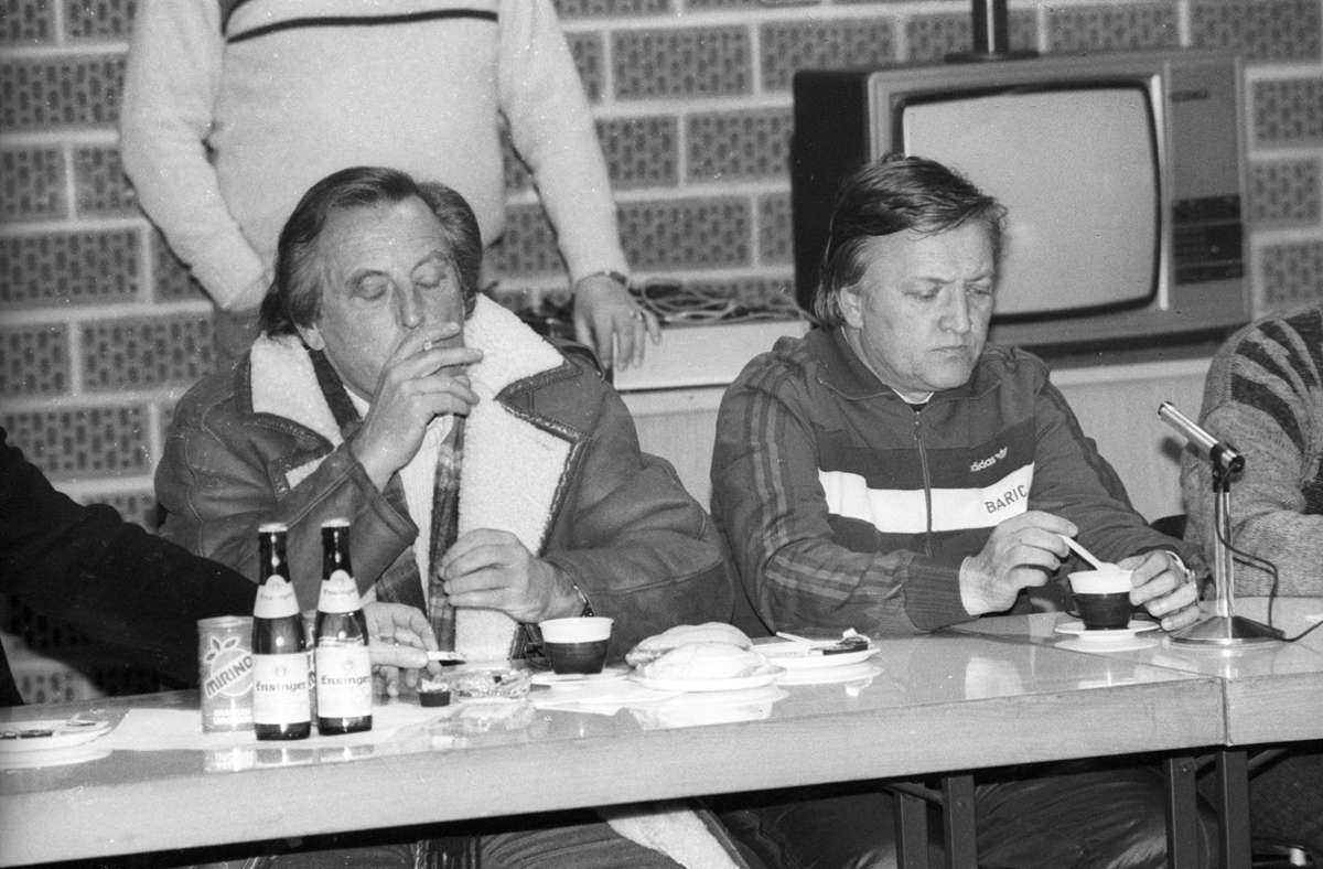 Als auf Pressekonferenzen noch geraucht werden durfte: Baric neben Präsident Gerhard Mayer-Vorfelder nach einem Spiel in Uerdingen im Jahr 1985.