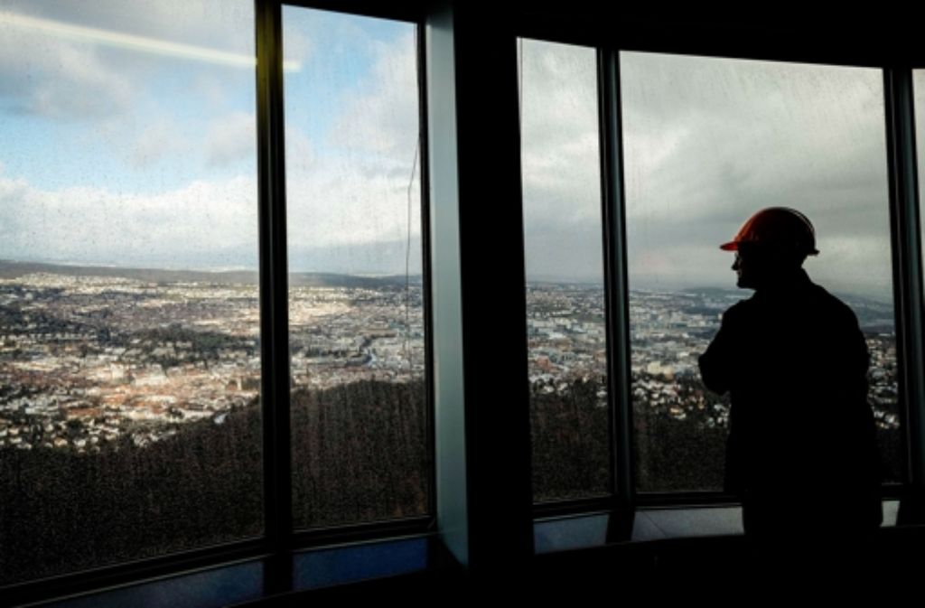 Am 30. März 2015 teilt der SWR mit, dass sich die Sanierungsarbeiten verzögern: der Fernsehturm soll erst im Dezember wieder geöffnet werden. Die geplanten Kosten von 1,8 Millionen Euro haben sich hingegen nicht geändert.