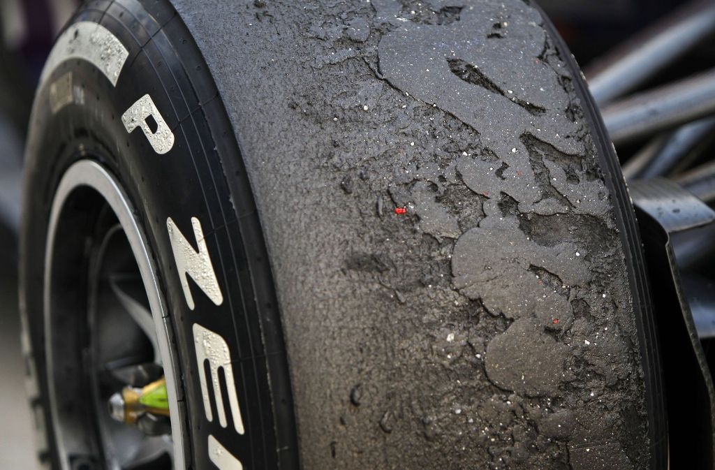 Die profillosen Reifen eines Rennwagens der Formel 1 hat eine Reifenbreite von 305 Millimetern vorne und 405 Millimetern hinten. Bei der Formel E haben die Reifen der Wagen eine Breite von 245 Millimetern mit Profil.