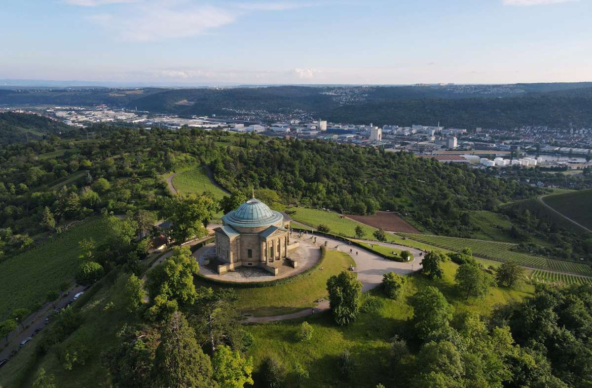 Alles andere als ein Geheimtipp ist die Grabkapelle in Stuttgart – und das aus gutem Grund. Die Kapelle steht auf dem 411 Meter hohen Württemberg, umgeben von Weinbergen – Romantik pur. Der Weg hinauf ist ein Erlebnis, der Blick über die Stadt ebenfalls. Aber auch hier gilt: bei entsprechendem Wetter ist in der Regel viel los.