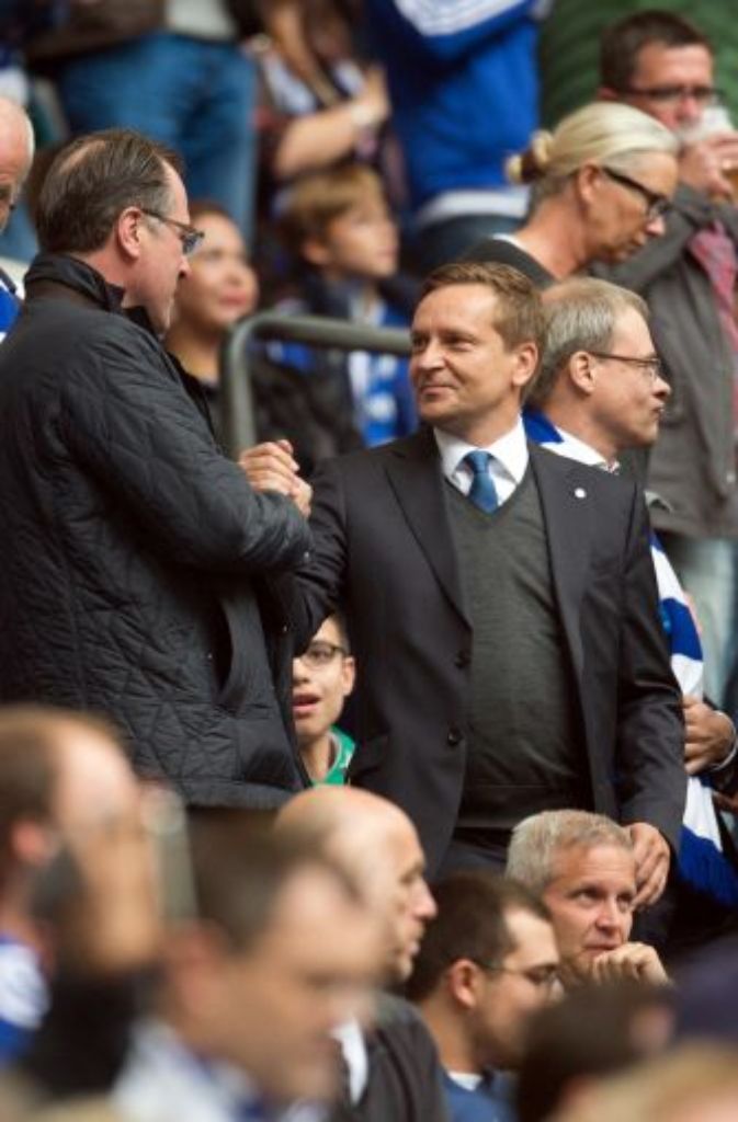 "Er konnte auf jeden Fall nur in eine Richtung laufen." Schalkes Sportdirektor Horst Heldt (rechts, mit Schalke-Präsident Clemens Tönnies) über die Knieverletzung von Marco Höger.