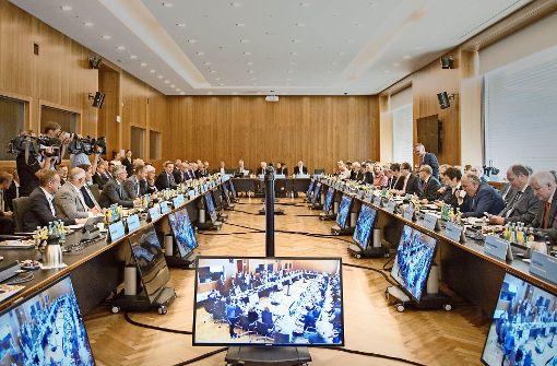 In einem Konferenzraum des Innenministeriums trafen sich Autohersteller und Politiker. Foto: Getty Images Europe
