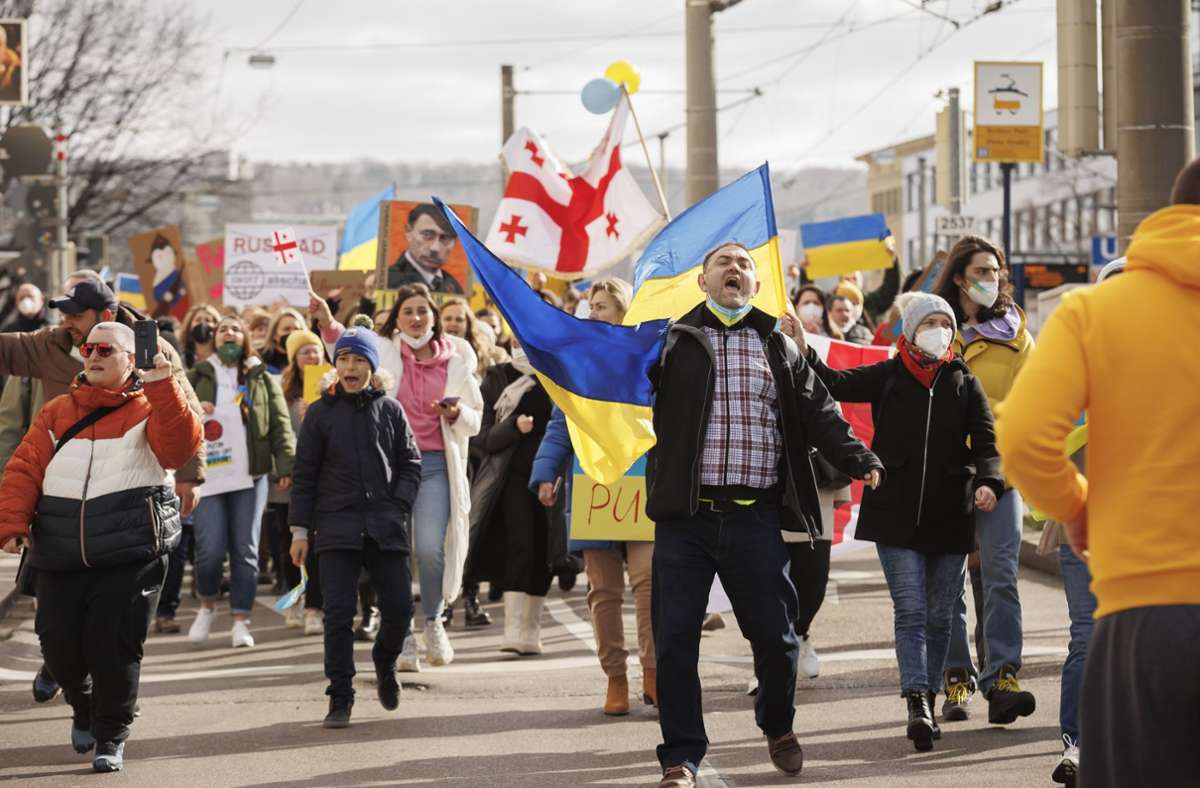 Der Protest zieht Richtung Berliner Platz – mit den Flaggen der Ukraine und Georgiens.