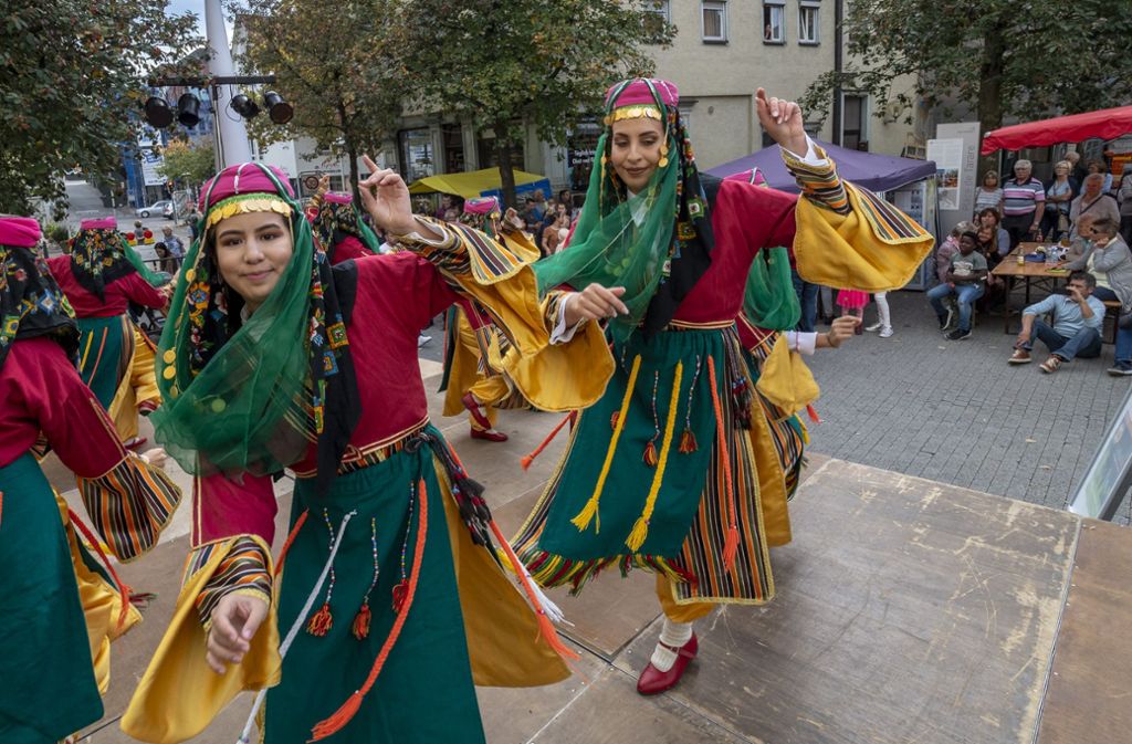 Auf die albanischen folgen türkische Tänze am auf dem Platz der französischen Partnerstadt..