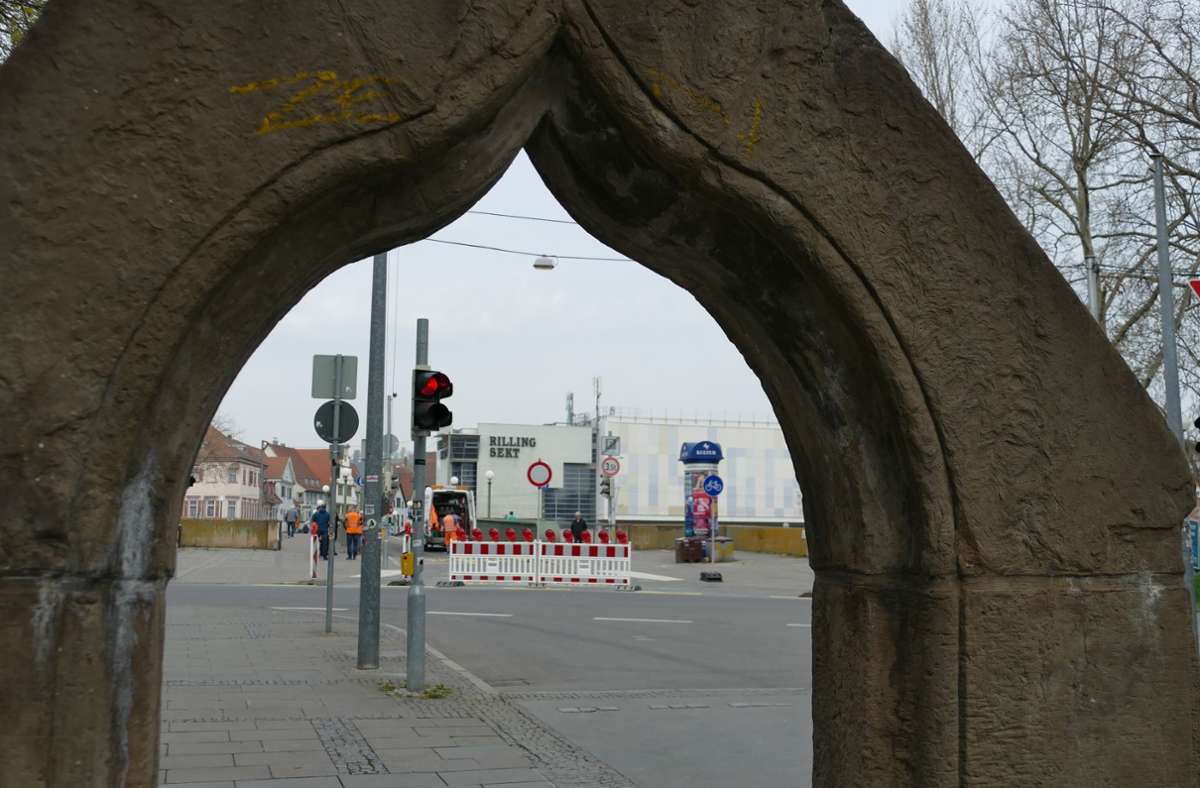 Absperrungen halten die Autofahrer am Morgen noch davon ab, die Wilhelmsbrücke zu passieren.