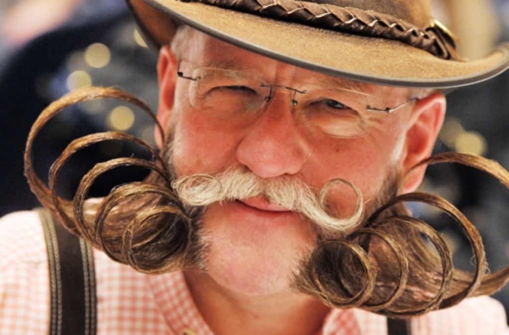 Ein besonders kunstvolles Bart-Exemplar trägt Dieter Besuch. Er präsentiert seinen Bart bei der deutschen Bartmeisterschaft in der Kategorie Backenbart Freistil.