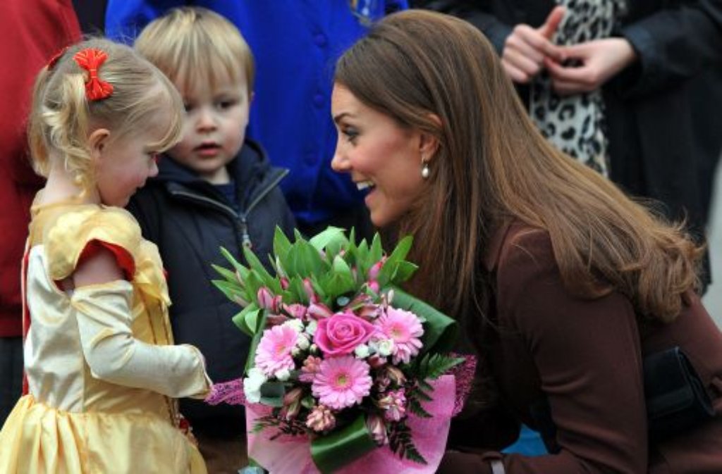 Im nordenglischen Grimsby besuchte die Herzogin von Cambridge unter anderem ein Fischereimuseum. Ihr Babybauch war dabei unter einem braunen Mantel mit hochsitzendem Gürtel nur schwer auszumachen.