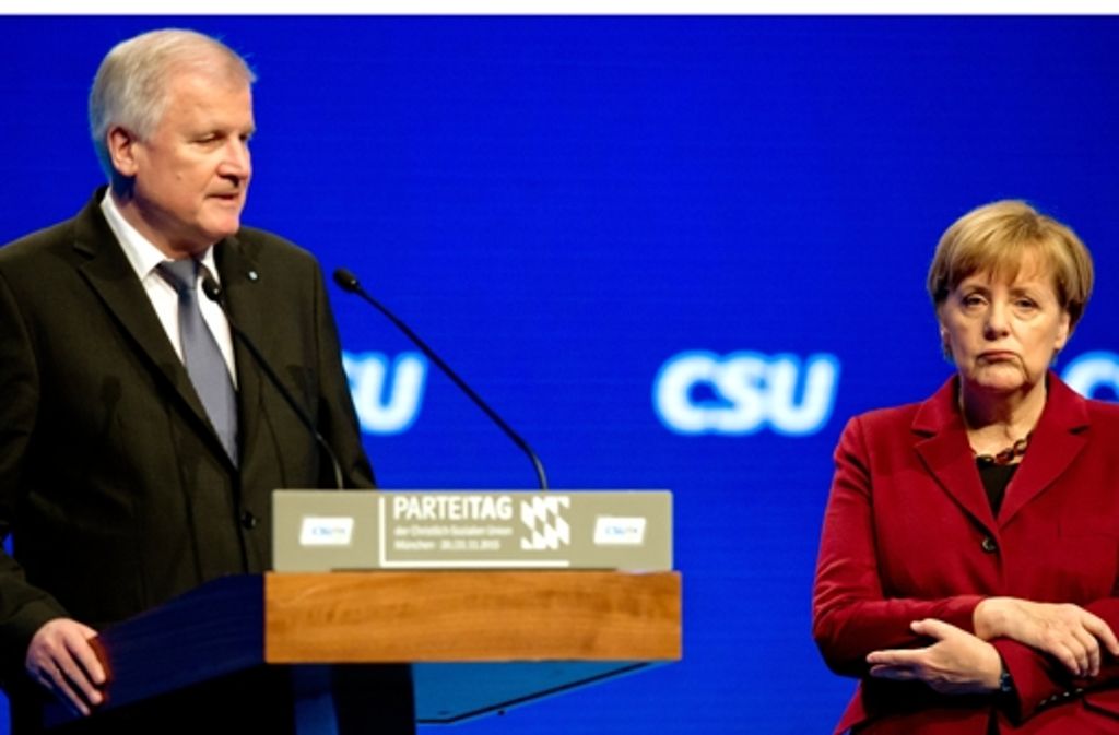 Horst Seehofer lässt Bundeskanzlerin Angela Merkel auf dem CSU-Parteitag am 20. November links liegen – und unangemessen lange neben sich stehen während er seine Rede hält. Ein Zeichen seiner Ablehnung ihrer Flüchtlingspolitik.
