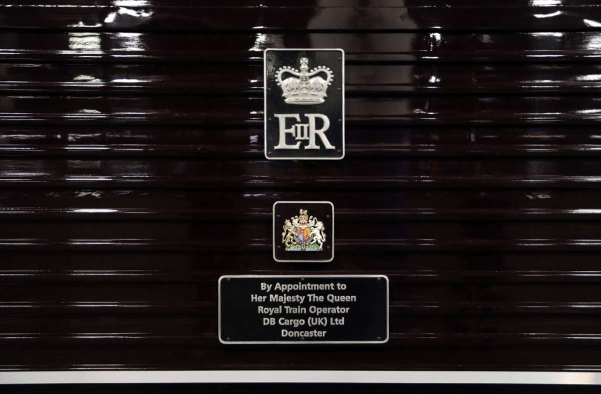 „By Appointment to Her Majesty The Queen“ steht auf dem Zug. Das bedeutet so viel wie „Im Auftrag der Queen“.