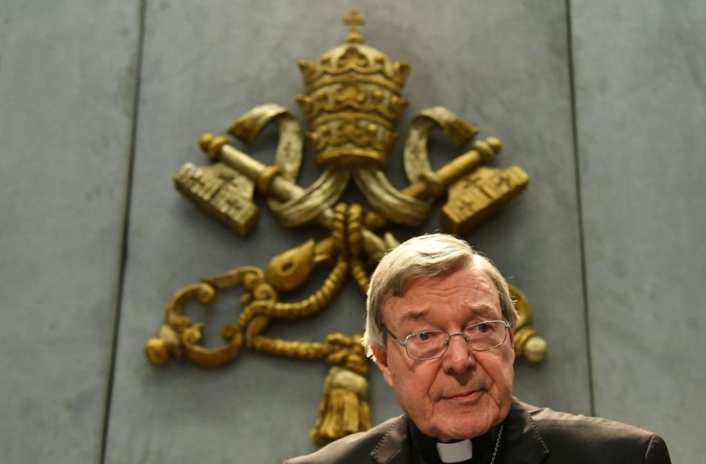 Pell beteuert seine Unschuld und hat sich vom Papst Franziskus beurlauben lassen, um in seiner Heimat die Vorwürfe auszuräumen. „Die Anschuldigungen sind falsch. Die ganze Vorstellung von sexuellem Missbrauch ist für mich abscheulich“, versichert der 76-Jährige.