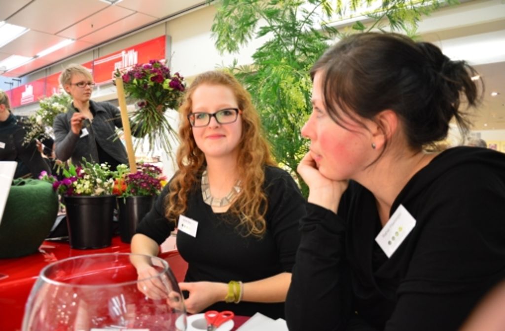 Jasmin Belz (Mitte) und Rahel Plieninger (rechts) teilen mit ihren Kolleginnen die Liebe zur Blüte.
