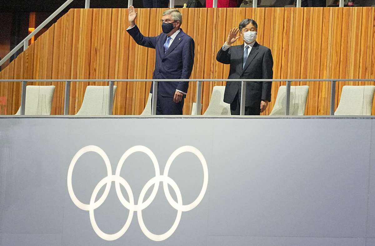 Der deutsche IOC Präsident Thomas Bach schaute sich die Feier zusammen mit dem japanischen Kaiser Naruhito an.