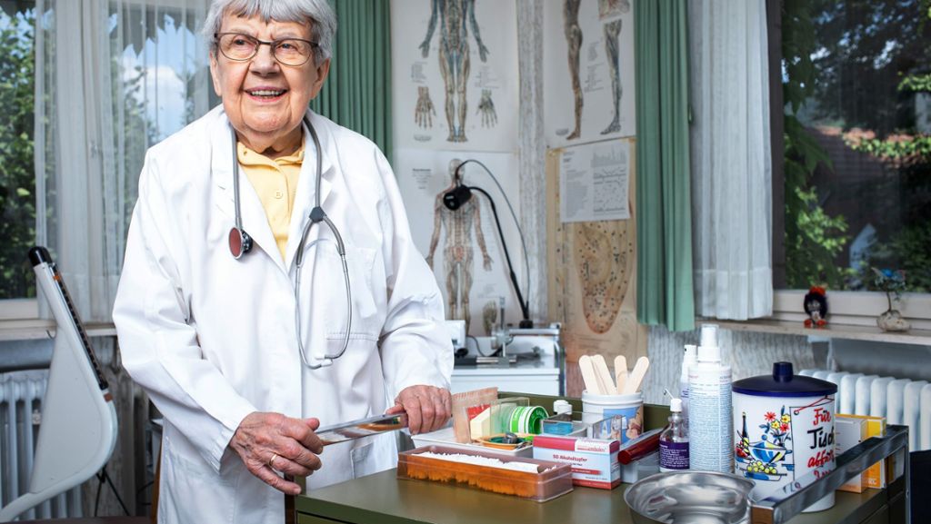  Margarete Zeller ist eine der ältesten Ärztinnen im Land. Im Schwarzwälder Kurort Bad Herrenalb behandelt die rüstige Dame vor allem Privatpatienten und hält sich mit täglich einem Glas Kefir jung. Ans Aufhören denkt sie nicht. Was treibt sie an? 