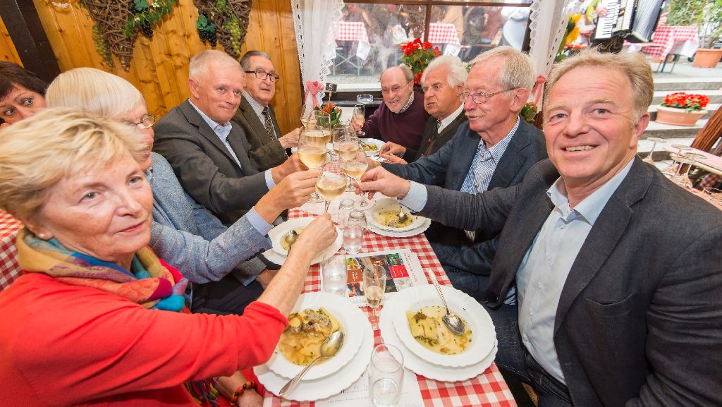 Bügermeisterrunde am Stuttgarter Weindorf: OB Kuhn stößt auf alte und neue Zeiten an