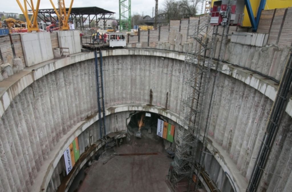 In 30 Metern Tiefe werden im Nordbahnhofviertel derzeit die Stollen zu den Stuttgart-21-Tunnels in den Untergrund getrieben. Die folgende Bilderstrecke zeigt die Baustelle - und die Proteste vom Freitag.