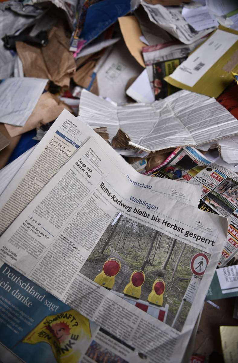 Zeitungen, Kartons, Briefumschläge: Der Inhalt der Papiertonnen landet zunächst auf einem Haufen.