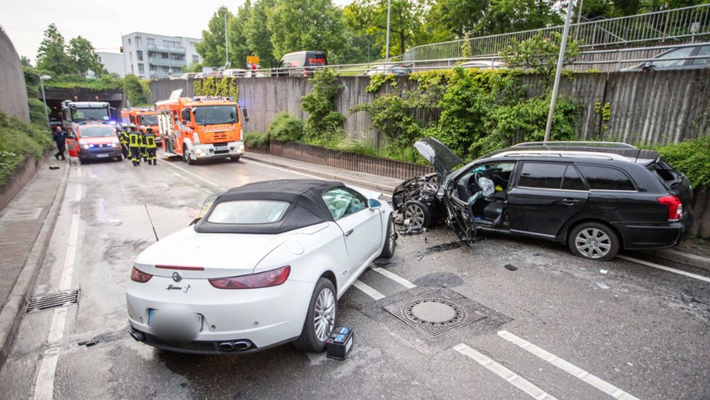 Unfall in Stuttgart-Feuerbach: Schwerverletzte nach Frontalcrash – Ermittlungen dauern an