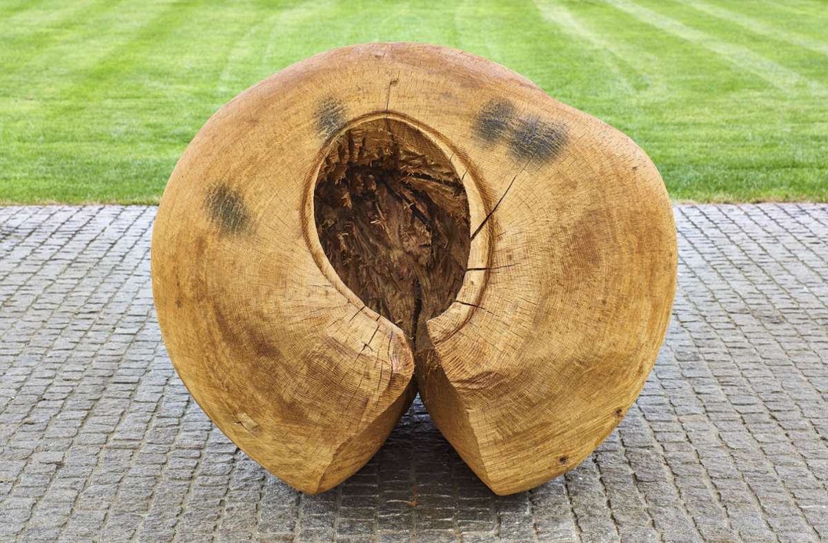 Hermann Bigelmayrs „Großes Weizenkorn“ ist eine Skulptur aus Eichenholz.