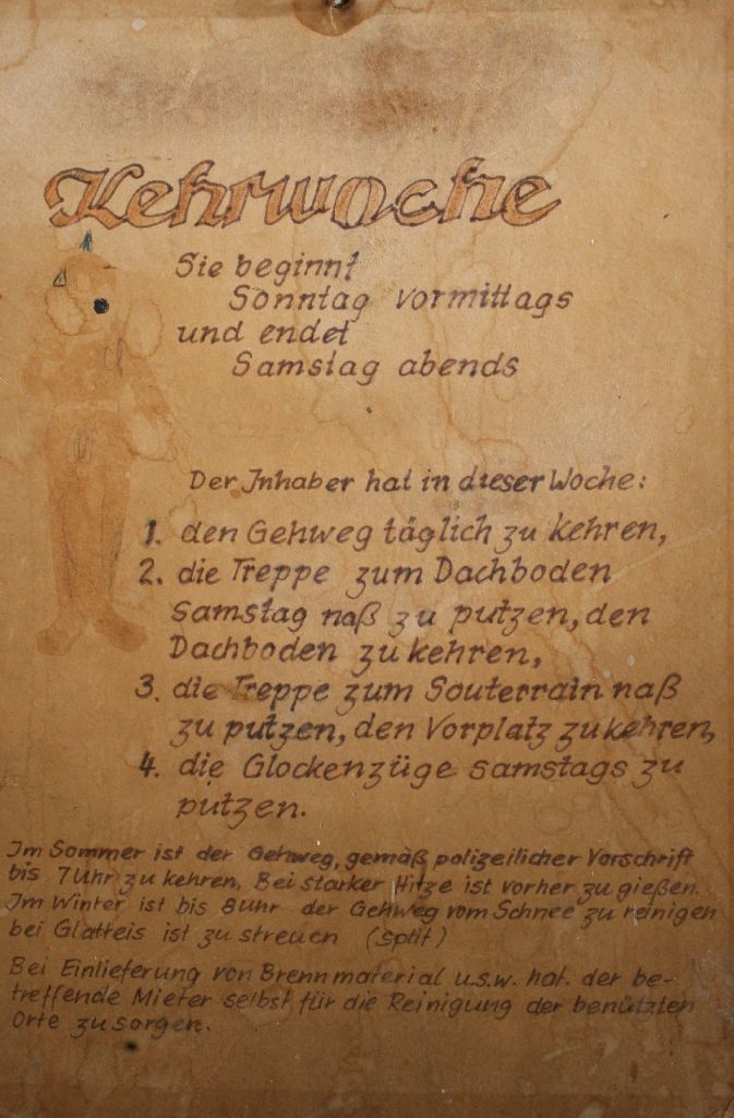 Dieses Foto eines Kehrwochenschilds stammt aus dem Archiv der 1893 gegründeten Vermietungsgenossenschaft in Stuttgart.