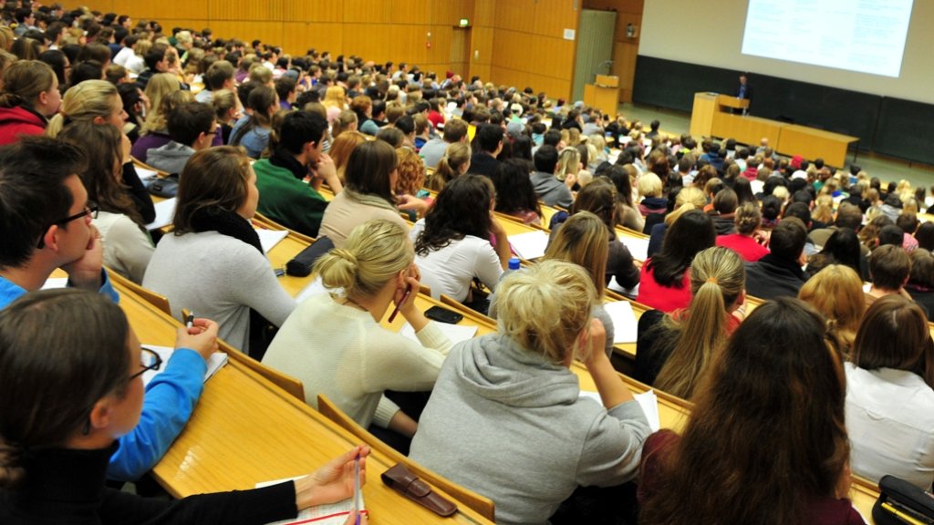 Studieren: Land stellt Millionen Euro für Beratungsangebote bereit