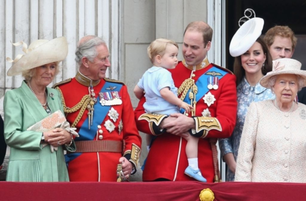 Camilla und Prinz Charles, der kleine Prinz George auf dem Arm seines Vaters, Prinz William, Herzogin Kate, Prinz Harry und Queen Elizabeth II.