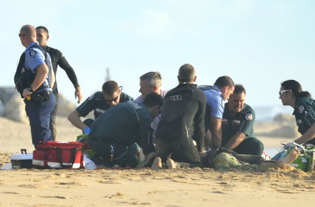 Australische Rettungskräfte versuchen das Leben von Ben Geering am Strand von Mandura (Westaustralien) zu retten. Der 29-jährige Surfer war von einem Weißen Hai angegriffen worden.