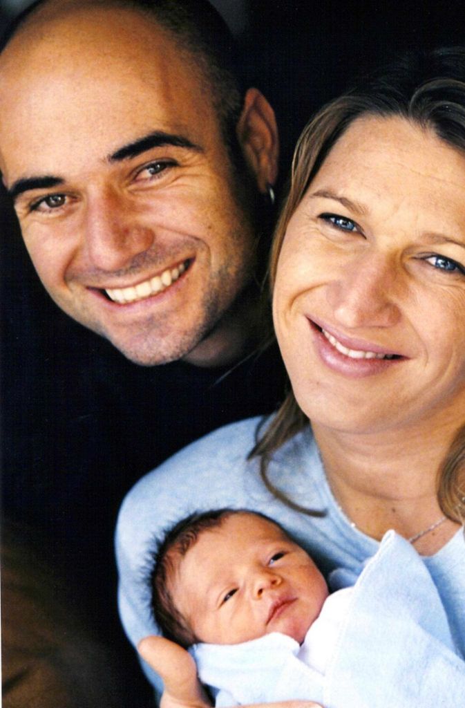 2001 heiratet sie ihren US-Kollegen Andre Agassi und zieht sich weitgehend aus der Öffentlichkeit zurück. Das Ehepaar hat zwei gemeinsame Kinder, Sohn Jaden Gil (* 26. Oktober 2001) sowie die Tochter Jaz Elle (* 3. Oktober 2003).