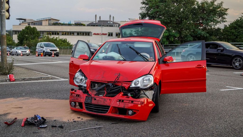 Zusammenstoß in Tamm: Autos rasen an Ampel ineinander