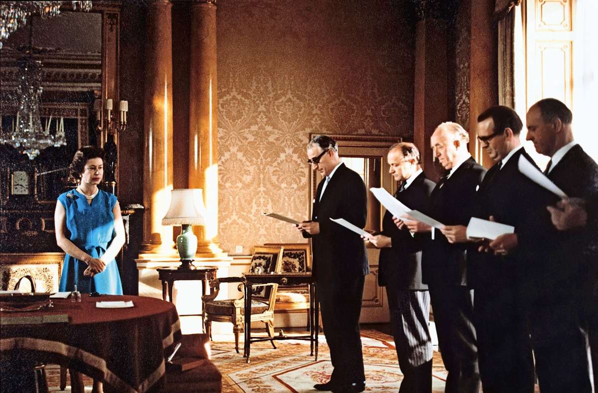 Die Königin leitet ein Treffen des Kronrats im Jahr 1969. Traditionell werden diese Treffen im Stehen abgehalten.
