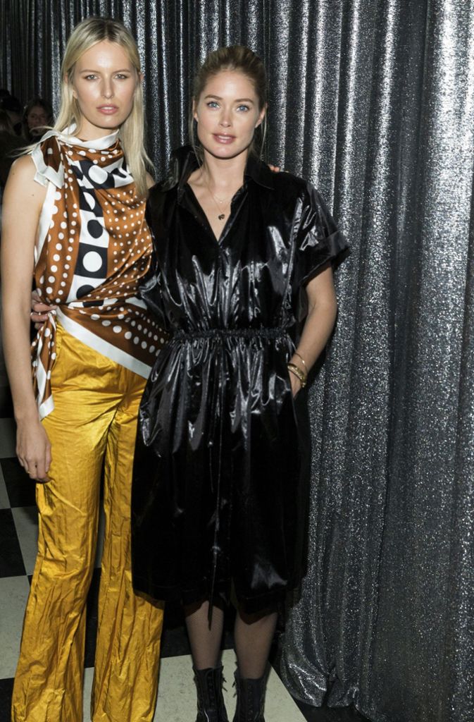 Die beiden Models Doutzen Kroes (rechts) und Karolina Kurkova (links) präsentieren sich auch als Gäste in der neuesten Mode.