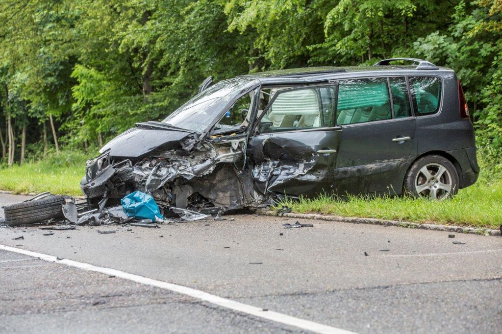 Zwei Schwer- und vier Leichtverletzte sind das traurige Ergebnis eines schlimmen Verkehrsunfalls, der sich am Samstagnachmittag in Stuttgart-Degerloch ereignet hat.