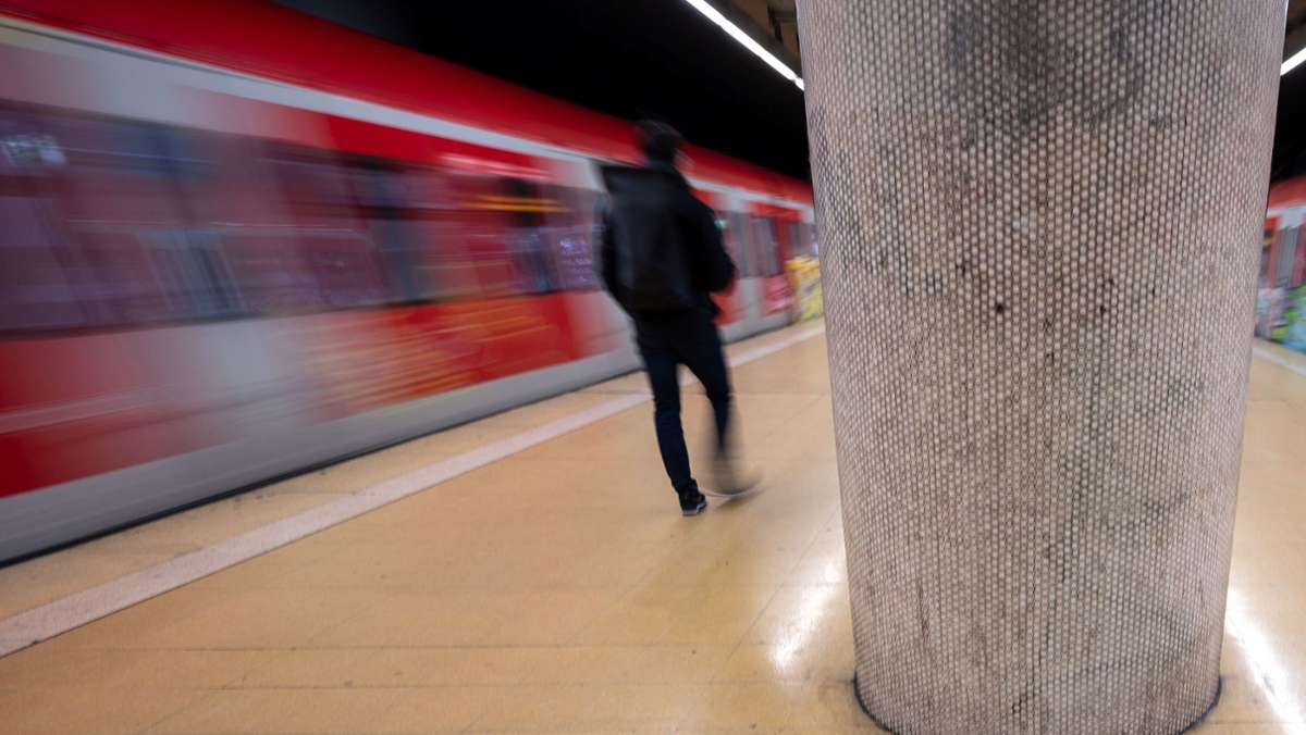  Auf einer S-Bahnfahrt in Richtung Stuttgart-Vaihingen entblößt sich ein Mann vor mehreren Fahrgästen und belästigt eine 18-Jährige sexuell. 