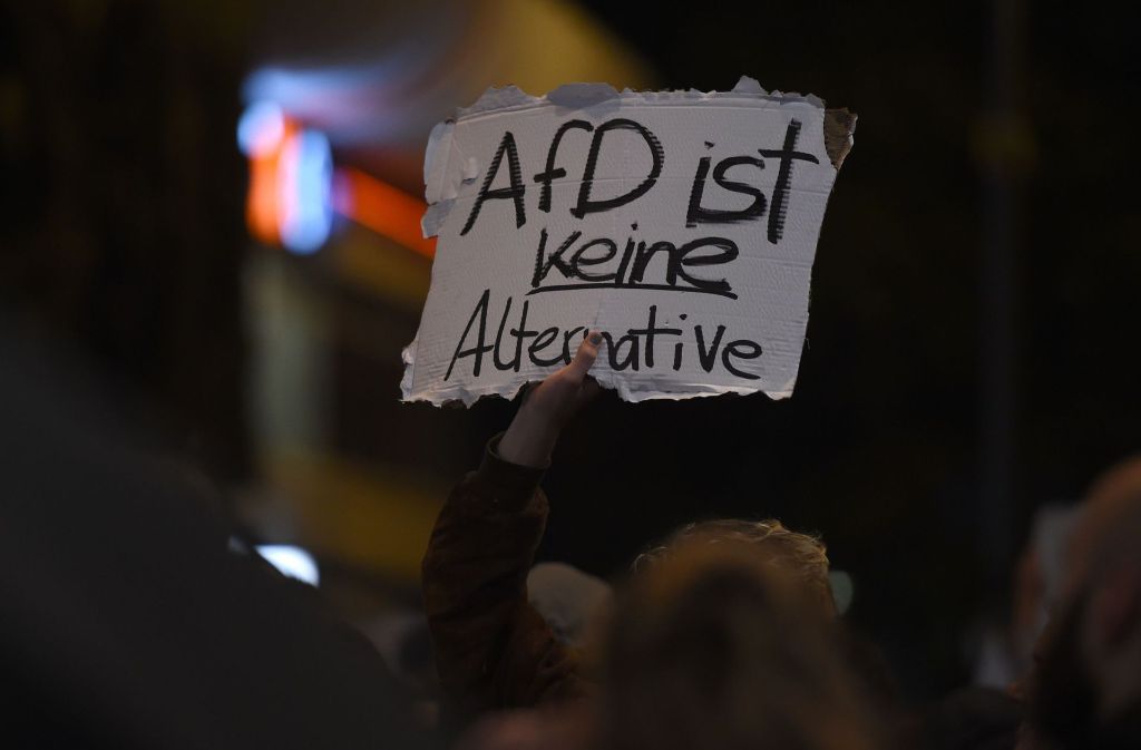 In Berlin haben sich Demonstranten vor der Wahlparty der AfD versammelt.