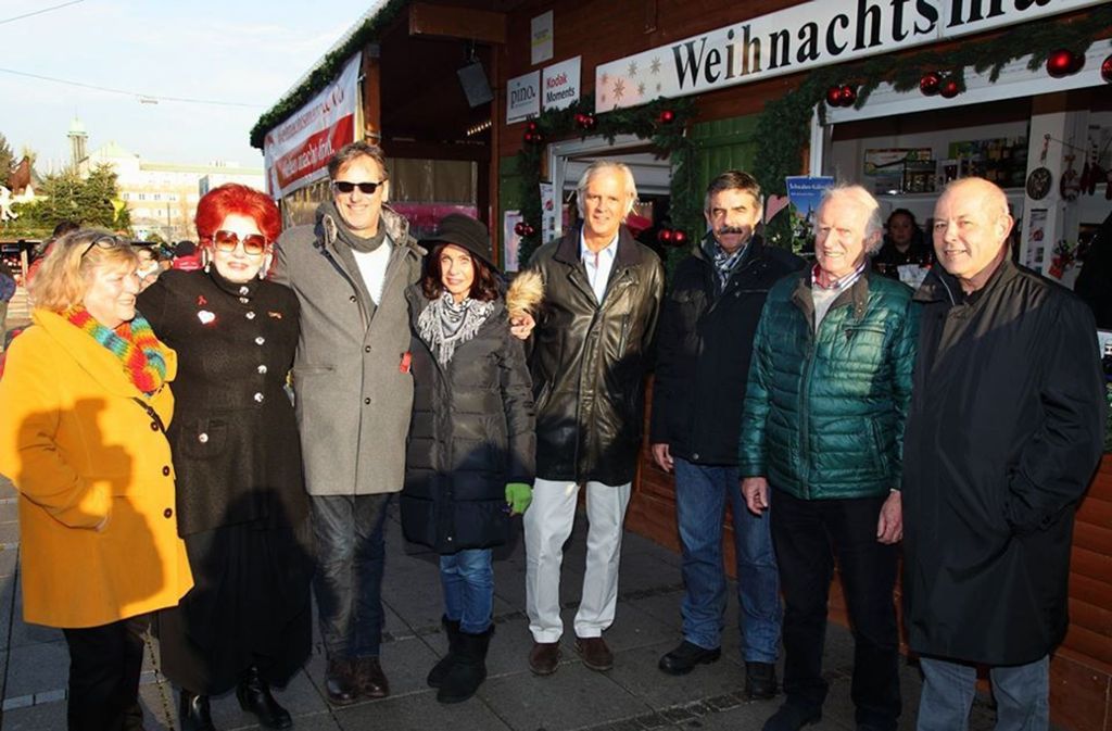 Autor Uwe Bogen (Dritter von links) mit „Stuttgarter Charakterköpfen“ und Verlegerin Christel Werner (links)