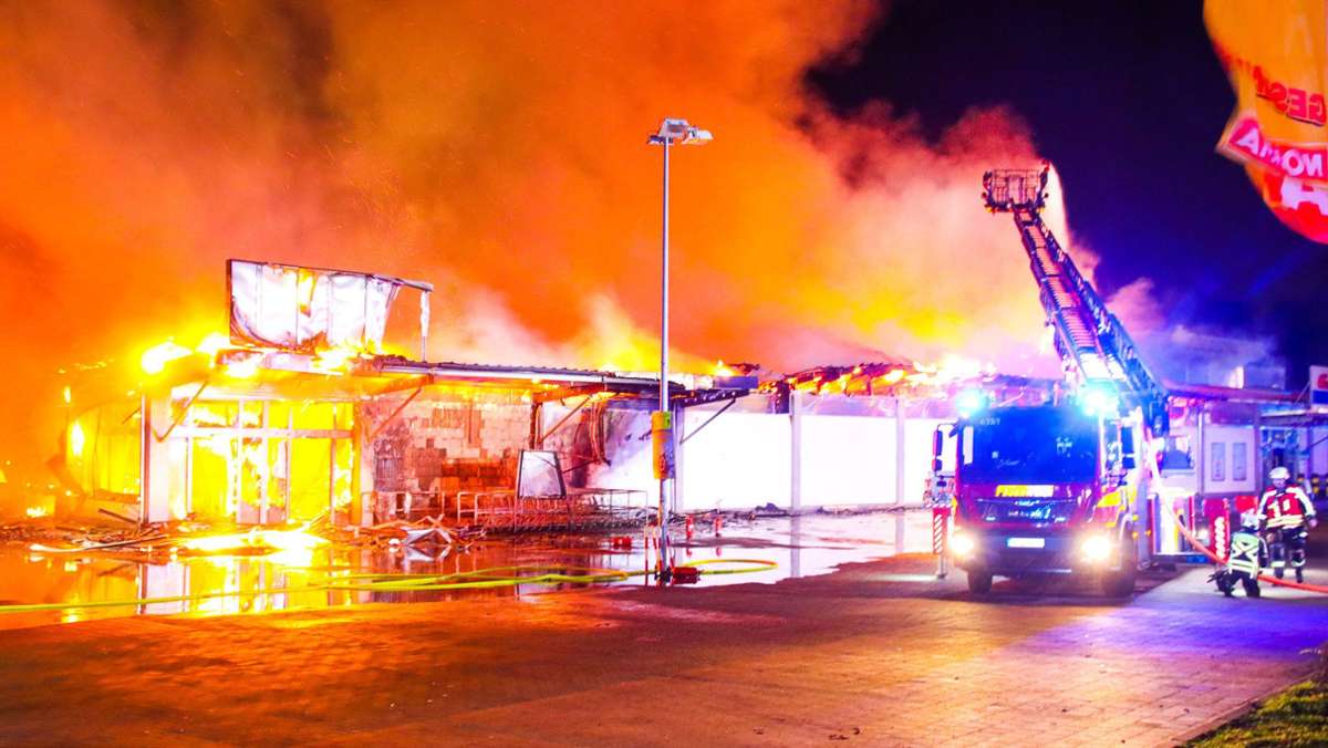 Großfeuer in Brandenburg: Supermarkt wohl wegen Böller komplett abgebrannt