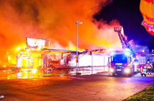 Supermarkt wohl wegen Böller komplett abgebrannt