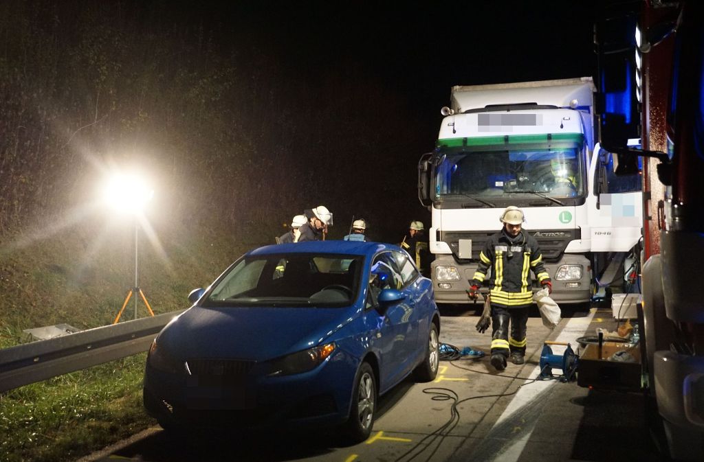 Ein Toter auf dem Seitenstreifen hat am Dienstagabend bis 0.30 Uhr am Mittwochmorgen zu einer kompletten Sperrung der A8 bei Holzmaden (Kreis Esslingen) in Richtung Stuttgart geführt.