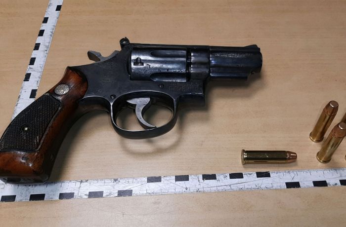Zwei Männer mit geladenem Revolver erwischt und festgenommen