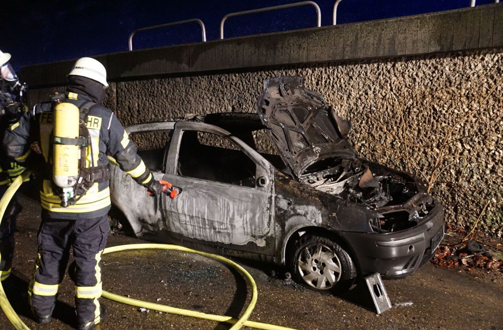 Der Fiat brannte auf einem Parkplatz an der A8 aus.