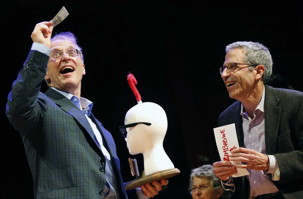 Warum haben alte Männer so große Ohren? James Heathcote (mit Juror Marc Abrahams, rechts) freut sich über seinen Ig-Nobelpreis.
