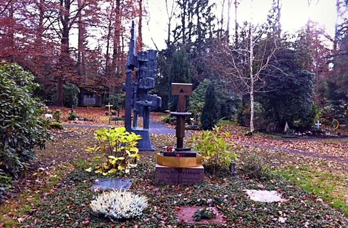 Das Hajek-Grab auf dem Waldfriedhof – die „Große Plastik“ (im Hintergrund) wird zur Versteigerung angeboten. Foto: privat