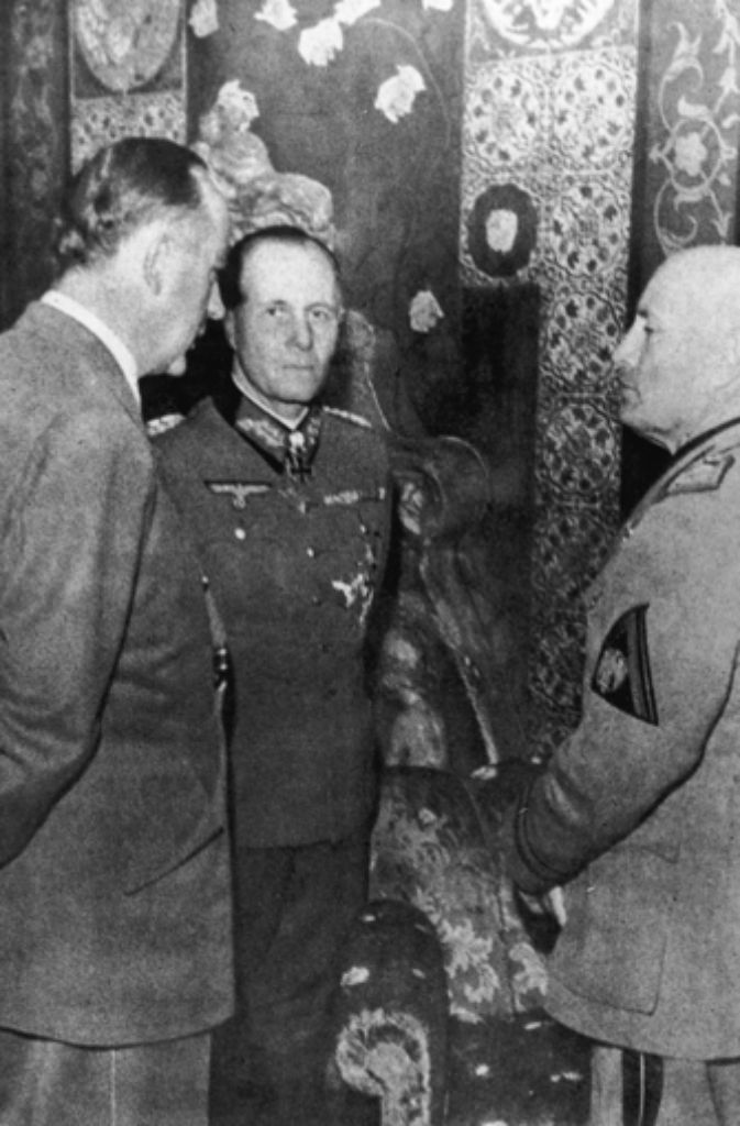 Das Bild zeigt Erwin Rommel (Mitte) 1943 mit dem italienischen Diktator Mussolini (rechts) und Rudolf Rahn, zu diesem Zeitpunkt deutscher Botschafter in Italien. Er sollte, so eine Aussage des NS-Propagandaministers Joseph Goebbels, Italien an der kurzen Leine halten.