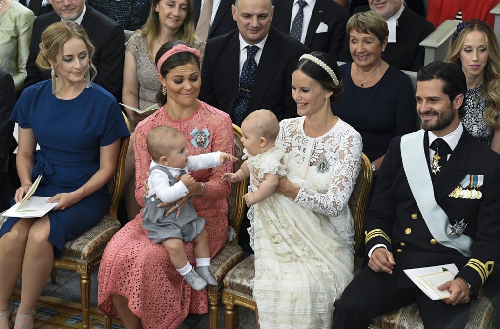 Während Mama und Papa des fünf Monate alten Jungen gar nicht mehr aus dem Grinsen heraus kommen, scheint sich dieser während der Zeremonie bestens mit seinem Cousin, Prinz Oscar, dem Sohn von Kronprinzessin Victoria, zu unterhalten.